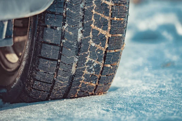 冬のクローズアップビューで雪の上の車のタイヤ — ストック写真