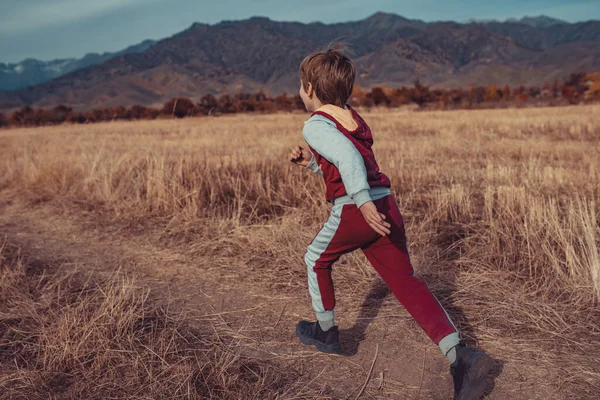 Criança Correndo Campo Outono Fundo Das Montanhas — Fotografia de Stock