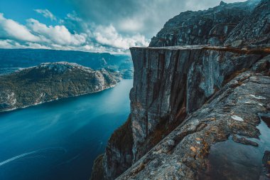 Lysefjord Preikestolen uçurum yaz manzaralı ve Norveç'te hiçbir insan