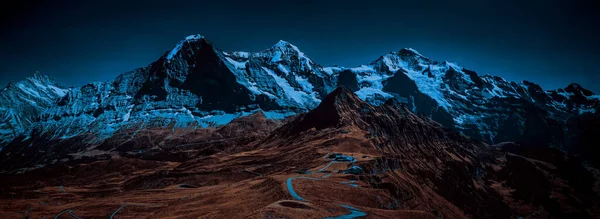 アルプスの山の夜劇的なパノラマ — ストック写真