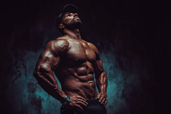 Jonge Sterke Man Bodybuilder Cap Muur Achtergrond Dramatische Kleuren — Stockfoto