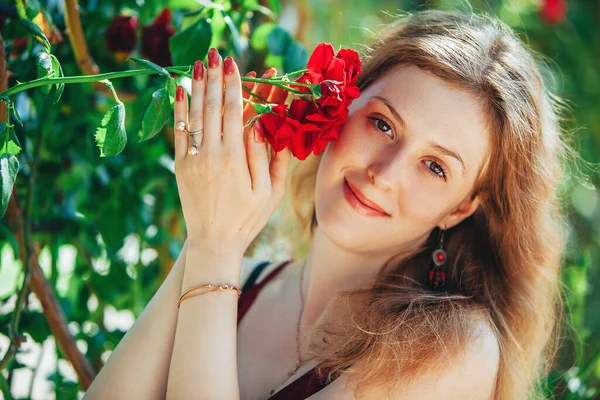 Νεαρή Ξανθιά Γυναίκα Κόκκινο Τριαντάφυλλο Πορτρέτο — Φωτογραφία Αρχείου