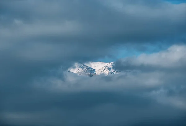 Montagne Vista Attraverso Nuvole — Foto Stock