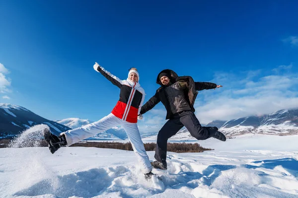 Ung Glad Man Och Kvinna Hoppar Berg Bakgrund Vintersäsongen — Stockfoto