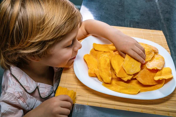 Dziecko Biorąc Suszone Mango Płyty Kuchni — Zdjęcie stockowe