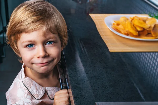 Dziecko Chce Dostać Suszone Mango Kuchni — Zdjęcie stockowe