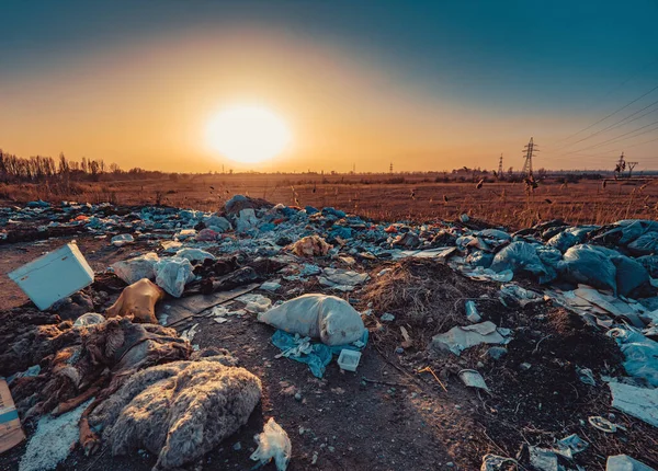 吉尔吉斯斯坦在日落时分在田里非法倾倒垃圾 — 图库照片