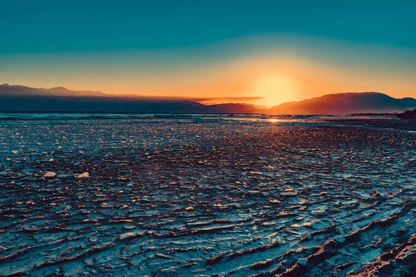 Zmrazená Voda Jezeře Studeného Zimního Počasí Zapadající Slunce Kyrgyzstán Issyk — Stock fotografie