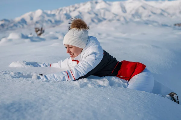 Молодая Женщина Туристка Упала Глубокий Снег Фоне Гор — стоковое фото