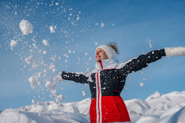 Młoda Szczęśliwa Kobieta Rzucać Śnieg Tle Gór Zimowych — Zdjęcie stockowe