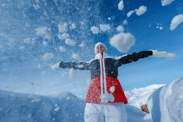 Ung Lycklig Kvinna Kasta Snö Vintern Berg Bakgrund — Stockfoto