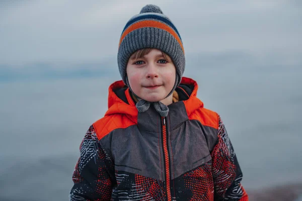 Criança Retrato Inverno Fundo Lago — Fotografia de Stock