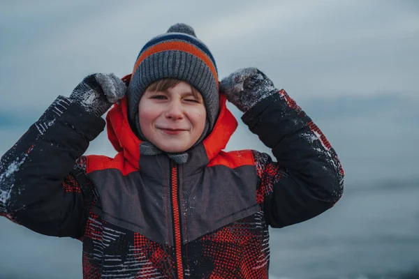Criança Sorridente Retrato Inverno Fundo Lago — Fotografia de Stock