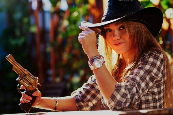 Silahlı Şapkalı Kadın Kovboy — Stok fotoğraf