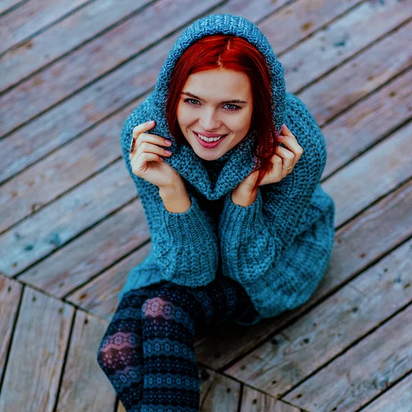 Junge Lächelnde Frau Sitzt Draußen — Stockfoto