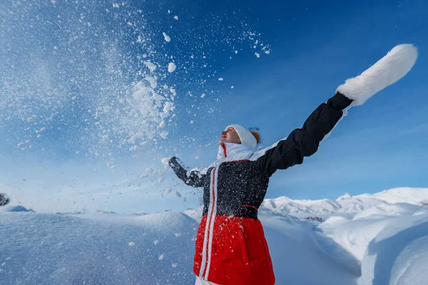Молодая Счастливая Женщина Бросает Снег Фоне Зимних Гор — стоковое фото