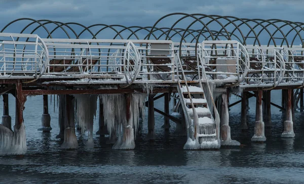 寒い冬の季節に湖の氷結した桟橋 — ストック写真