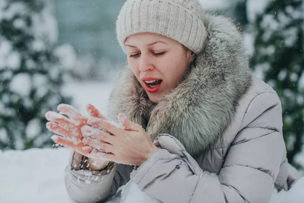 Bella Donna Riscalda Mani Congelate Inverno — Foto Stock