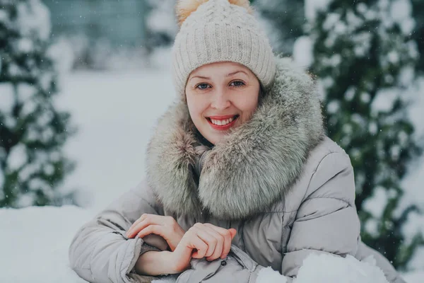 Kışın Genç Gülümseyen Kadın Portre — Stok fotoğraf