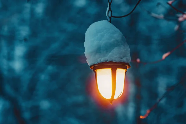 冬の夕暮れ時の雪と街の光 — ストック写真