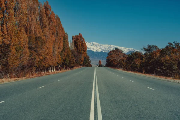 Estrada Nas Montanhas Outono Quirguistão — Fotografia de Stock
