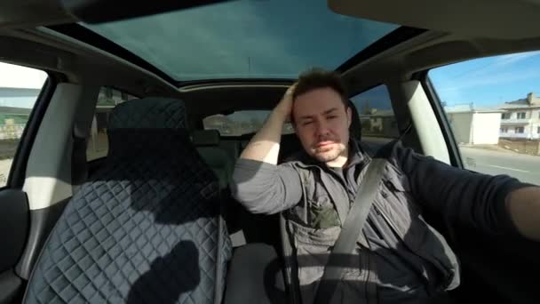 Homem Dirigindo Carro Dia Ensolarado Vista Interior — Vídeo de Stock