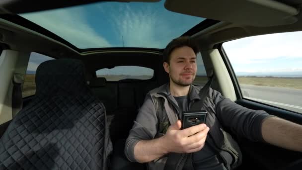 Homem Dirigindo Carro Ouvindo Música Dia Ensolarado Vista Interior — Vídeo de Stock