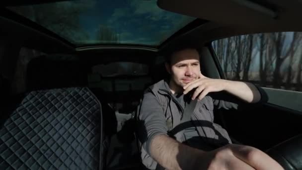 Homem Dirigindo Carro Olhando Para Sol Brilhante Vista Interior — Vídeo de Stock