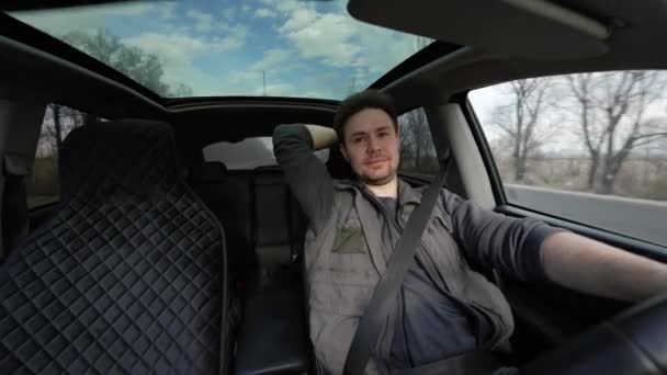 Muž Auto Nebezpečné Řízení Bez Rukou Vnitřní Pohled — Stock video