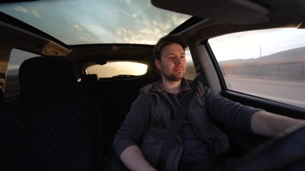 Человек Рулем Автомобиля Теплом Закате Светлый Вид Изнутри — стоковое видео