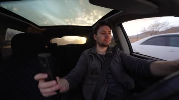Чоловік Водить Машину Приймає Селфі Теплий Захід Сонця Світло Вигляд — стокове відео