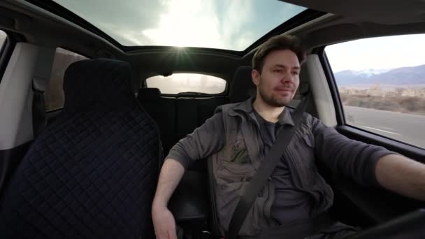 Mężczyzna Jazdy Samochodem Patrząc Telefon Słoneczny Dzień Widok Wnętrza — Wideo stockowe