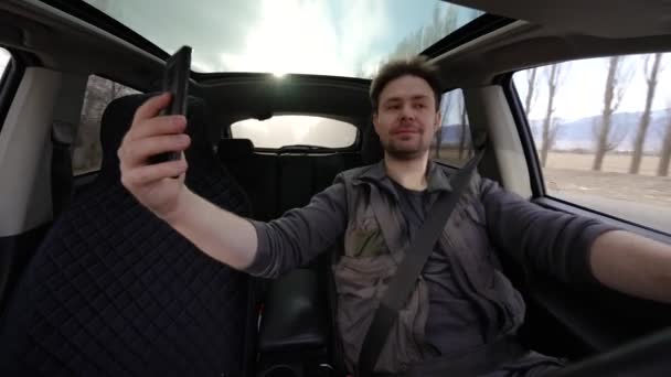 Homem Dirigindo Carro Tomando Selfie Dia Ensolarado Vista Interior — Vídeo de Stock