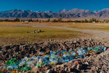 Kırgızistan 'daki plastik atık çöplüğü, ekoloji felaketi kavramı