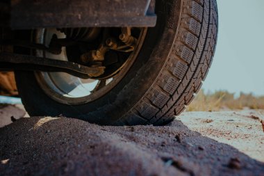 Otomobil tekerleği kumda yakın çekim görüntüsü