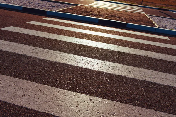 Crosswalk Városban Naplementekor Kamera Szög Nézet — Stock Fotó