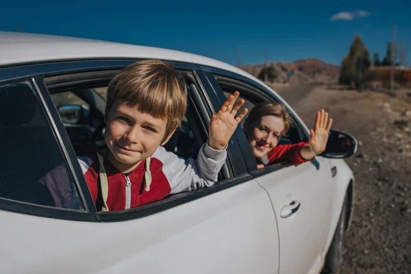 Щаслива Мати Син Махають Руками Вікна Автомобіля — стокове фото