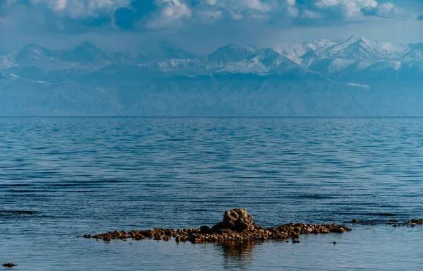Issyk Kul Lago Con Vista Sulle Montagne Kirghizistan — Foto Stock