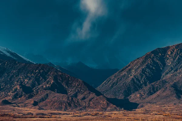 Horská Podzimní Krajina Před Bouří Kyrgyzstán Dramatické Barvy — Stock fotografie