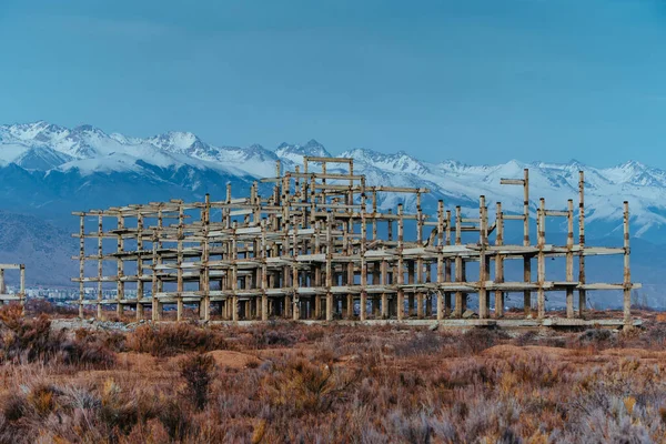 Edifício Concreto Abandonado Fundo Das Montanhas — Fotografia de Stock