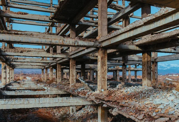 Estrutura Concreto Abandonado Fundo Céu Azul — Fotografia de Stock