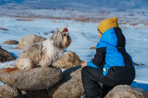 Dziecko Psem Shih Tzu Patrzące Siebie Tle Zimowego Krajobrazu — Zdjęcie stockowe