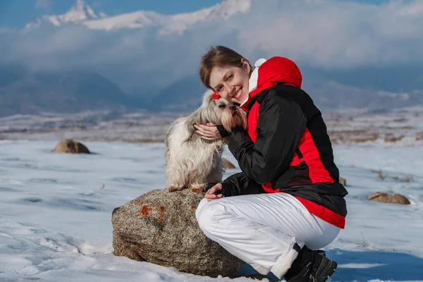 Jonge Vrouw Toerist Met Hond Winter Bergen Achtergrond — Stockfoto