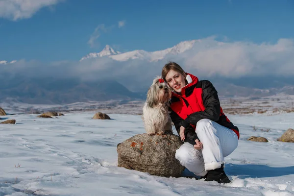 Joven Turista Con Perro Invierno Montañas Fondo —  Fotos de Stock