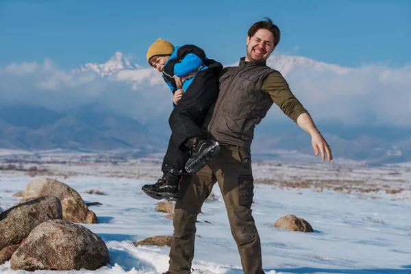 Feliz Pai Criança Divertindo Fundo Das Montanhas Temporada Inverno — Fotografia de Stock