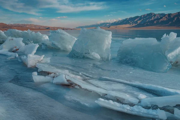 Rissiges Eis Auf Einem Zugefrorenen See Kirgisistan — Stockfoto