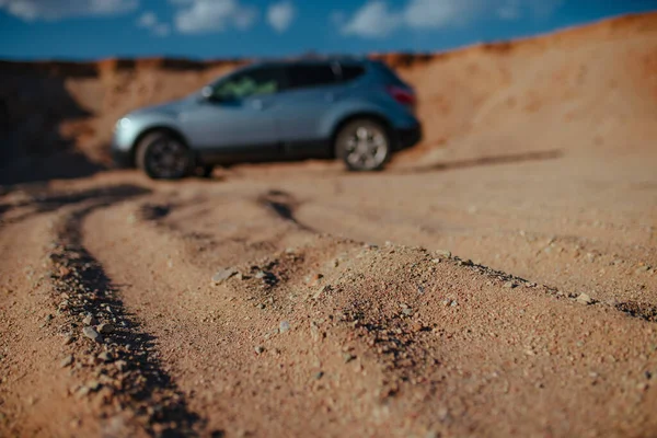 砂の採石場の車 砂に焦点を当てる — ストック写真