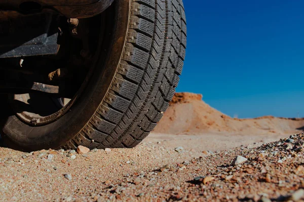 Otomobil Tekerleği Kumda Yakın Çekim Görüntüsü — Stok fotoğraf