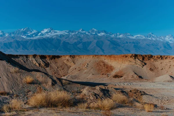 山の背景に砂と砂利の採石場 キルギス — ストック写真