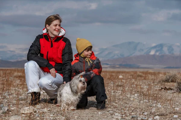Matka Syn Pies Shih Tzu Odwracają Wzrok Tle Gór Zimowych — Zdjęcie stockowe